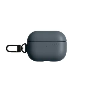 Funda Mujjo Echelon para AirPods Pro en basalto con logotipo en relieve y clip de sujeción