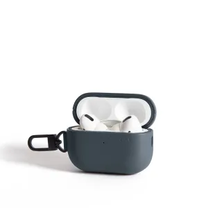 Funda protectora Mujjo Echelon para AirPods Pro en basalto, abierta, con auriculares blancos y un mosquetón