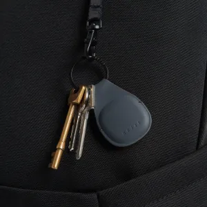 Mujjo Leder-AirTag-Schlüsselanhänger in Basalt mit geprägtem Logo, Schlüsselring aus Metall und angehängten Schlüsseln