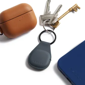 Mujjo AirTag-Schlüsselanhänger aus Leder mit genähter tropfenförmiger Hülle, schwarzem Schlüsselring und befestigten Schlüsseln