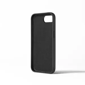 Funda de cuero Mujjo para iPhone 16e en negro, con bordes elevados, gran apertura para la cámara y logotipo en relieve.