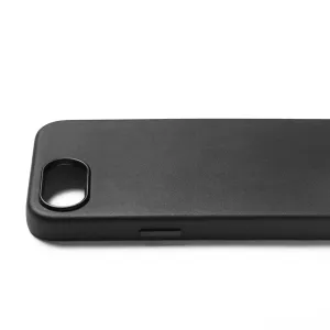 Funda de piel Mujjo para iPhone 16e en negro, con compatibilidad con MagSafe, acabado texturizado y recorte para la cámara trasera