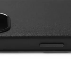 Funda de cuero Mujjo para iPhone 16e en negro, con cuero texturizado, cubrebotones y detalle de esquina elevada.