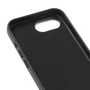 Funda de cuero Mujjo para iPhone 16e en negro, vista interior con recorte para la cámara y cubiertas de los botones laterales