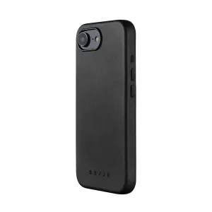 Funda de cuero negro Mujjo para iPhone 16e, vista trasera con recorte elevado para la cámara, botones laterales y logotipo en relieve.