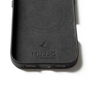 Funda de cuero integral Mujjo para iPhone 17 en negro con marca MagSafe y protección con borde elevado