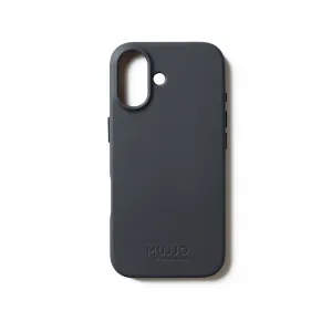 Funda de piel completa Mujjo para iPhone 17 en gris oscuro, vista trasera con recorte para la cámara y logotipo en relieve.