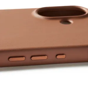 Funda Mujjo de cuero color coñac para iPhone 17, con recorte para la cámara y cubiertas para los botones laterales, compatible con MagSafe