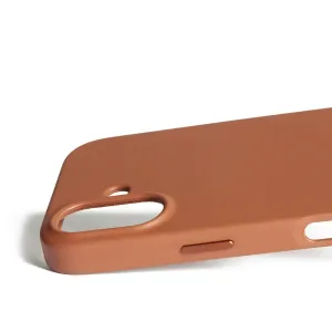 Funda de cuero integral Mujjo para iPhone 17 en color marrón, con recorte para la cámara, cubrebotones y borde elevado