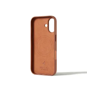 Funda de cuero color camel Mujjo para iPhone 17 con anillo MagSafe, bordes elevados y recorte para la cámara