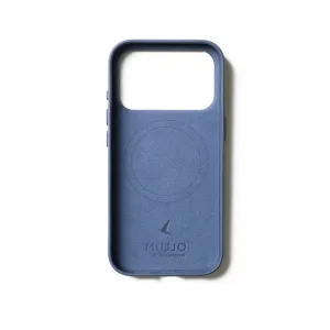 Funda de piel Mujjo para iPhone 17 Pro en azul Mónaco, con abertura para la cámara y logotipo en relieve