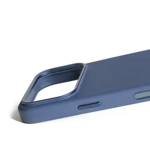 Funda de cuero Mujjo para iPhone 17 Pro en Azul Mónaco, con abertura para la cámara y botones laterales sensibles