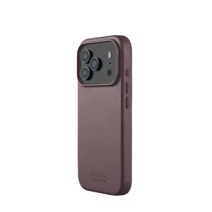 Funda de cuero Mujjo para iPhone 17 Pro en rojo bronce, con recorte elevado para la cámara y logotipo en relieve