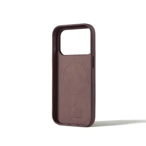 Funda de cuero Mujjo para iPhone 17 Pro en marrón con marca MagSafe, recorte para la cámara y botones laterales moldeados
