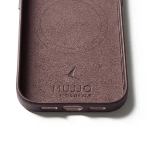 Mujjo funda de cuero para iPhone 17 Pro en marrón con anillo MagSafe en relieve y logotipo en la parte trasera