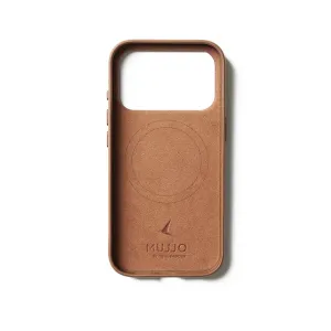Funda de cuero marrón claro Mujjo para iPhone 17 Pro con marca de alineación MagSafe y recorte elevado para la cámara