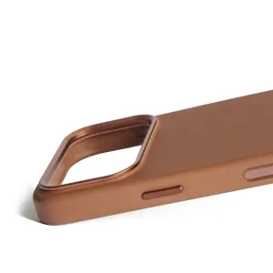 Funda de cuero marrón Mujjo para iPhone 17 Pro con recorte para la cámara, bordes elevados y botones a juego