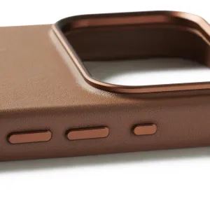 Funda de cuero color marrón tostado Mujjo para iPhone 17 Pro con recorte elevado para la cámara y cubiertas para los botones laterales
