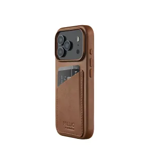 Mujjo vaaleanruskea nahkainen lompakkokotelo iPhone 17 Prolle, takana korttitasku ja korotettu kamerakehys