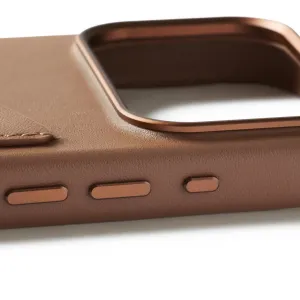 Mujjo Wallet Leather Case iPhone 17 Prolle vaaleanruskeana, jossa näkyvät korotettu kamera-aukko ja sivupainikkeiden suojukset