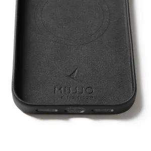 Funda de cuero negro Mujjo para iPhone 17 Pro Max con marca de alineación MagSafe y logotipo en relieve