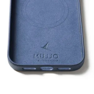 Mujjo blåt læderetui til iPhone 17 Pro Max med præget logo, kontur af MagSafe-ring og udskæringer i bunden