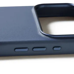 Mujjo-lædercover til iPhone 17 Pro Max i Monaco-blå med tekstureret finish, hævet kameraforhøjning og sideknapper.