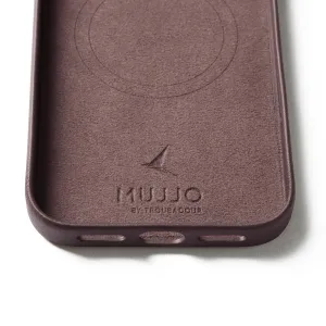 Funda de cuero Mujjo para iPhone 17 Pro Max en marrón, con logotipo en relieve y forro interior similar al ante