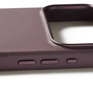 Funda de cuero Mujjo para iPhone 17 Pro Max en rojo bronce con diseño compatible con MagSafe y recorte elevado para la cámara