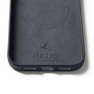 Funda de cuero Mujjo para iPhone 17 Pro Max en negro, con logotipo en relieve y anillo tipo MagSafe