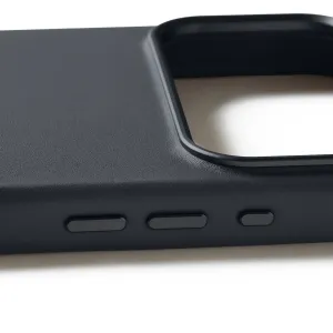 Funda de piel Mujjo para iPhone 17 Pro Max en Basalt, funda delgada negra texturizada con apertura para la cámara