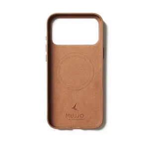Funda de cuero color canela Mujjo para iPhone 17 Pro Max, con recorte para la cámara, logotipo en relieve y cubiertas para los botones laterales