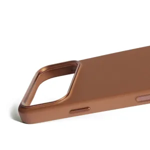 Funda de piel color camel Mujjo para iPhone 17 Pro Max con botones elevados y gran recorte para la cámara, compatible con MagSafe