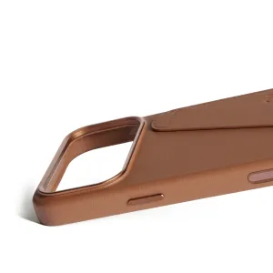 Funda tipo cartera de piel Mujjo para iPhone 17 Pro Max en color coñac, con solapa cosida, recorte para la cámara y cubiertas para los botones