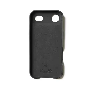 Funda Mujjo negra de cuero integral para iPhone 17 Air, vista interior con aberturas para la cámara y logotipo en relieve