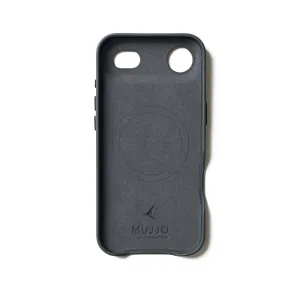 Funda de cuero completa Mujjo para iPhone 17 Air en negro, con contorno MagSafe, bordes elevados y recortes para la cámara.