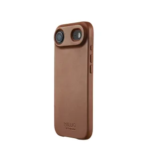 Funda de cuero color canela Mujjo para iPhone 17 Air, con recorte elevado para la cámara y diseño compatible con MagSafe