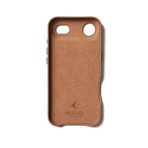 Mujjo funda de piel tostada para iPhone 17 Air con círculo de alineación MagSafe, borde elevado y recortes para la cámara
