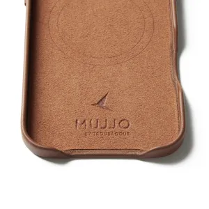 Funda Full Leather de Mujjo para iPhone 17 Air en cuero color coñac, con anillo MagSafe y logotipo en relieve