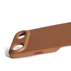 Funda de piel completa Mujjo para iPhone 17 Air en color cámel, con compatibilidad con MagSafe, textura de piel y recortes para la cámara.