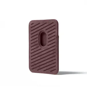 Mujjo Leather MagSafe Wallet i bronsrött läder med diagonala greppremsor för kortförvaring på iPhone