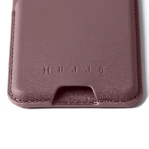 Mujjo MagSafe-plånbok i brunt läder, med präglad MUJJO-logotyp och sydda kanter