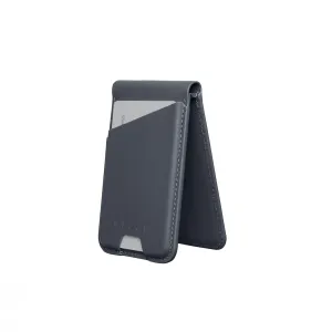 Soporte cartera de cuero MagSafe de Mujjo en Basalt, plegado en vertical, con una tarjeta visible y logotipo grabado en relieve