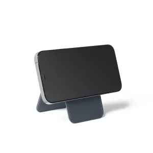 Soporte billetera de cuero MagSafe de Mujjo con iPhone en horizontal, mostrado como soporte plegable sobre fondo blanco