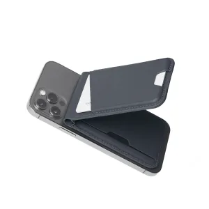 Soporte billetera de cuero MagSafe de Mujjo acoplado a un iPhone, abierto con una tarjeta visible sobre fondo blanco