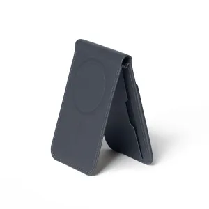 Soporte para cartera de cuero Mujjo MagSafe en Basalt, mostrado plegado como soporte de cuero para teléfono con bordes cosidos