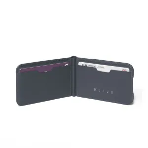 Soporte para cartera de cuero Mujjo MagSafe en Basalt, diseño plegable de dos cuerpos abierto, con tarjetas insertadas sobre fondo blanco.