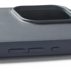 Coque Mujjo Shield Case pour iPhone 16 Pro Max en bleu foncé, avec découpe surélevée pour l’appareil photo et protections pour les boutons latéraux, compatible MagSafe
