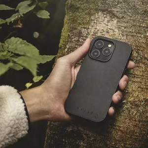 Coque Mujjo Shield pour iPhone 16 Pro Max en noir, avec finition texturée, découpe surélevée pour l’appareil photo et logo embossé