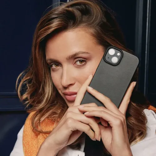 Mujjo Full Leather Case mit MagSafe für iPhone 14, gezeigt in einer Lifestyle-Aufnahme mit erhöhtem Kamerarahmen